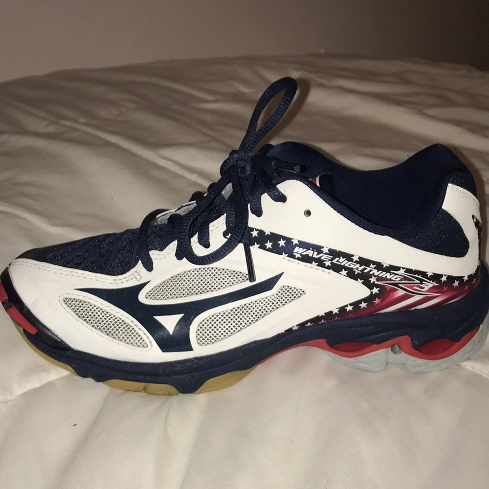 Mizuno Women's Wave Lightning Z3 volleyball shoes
